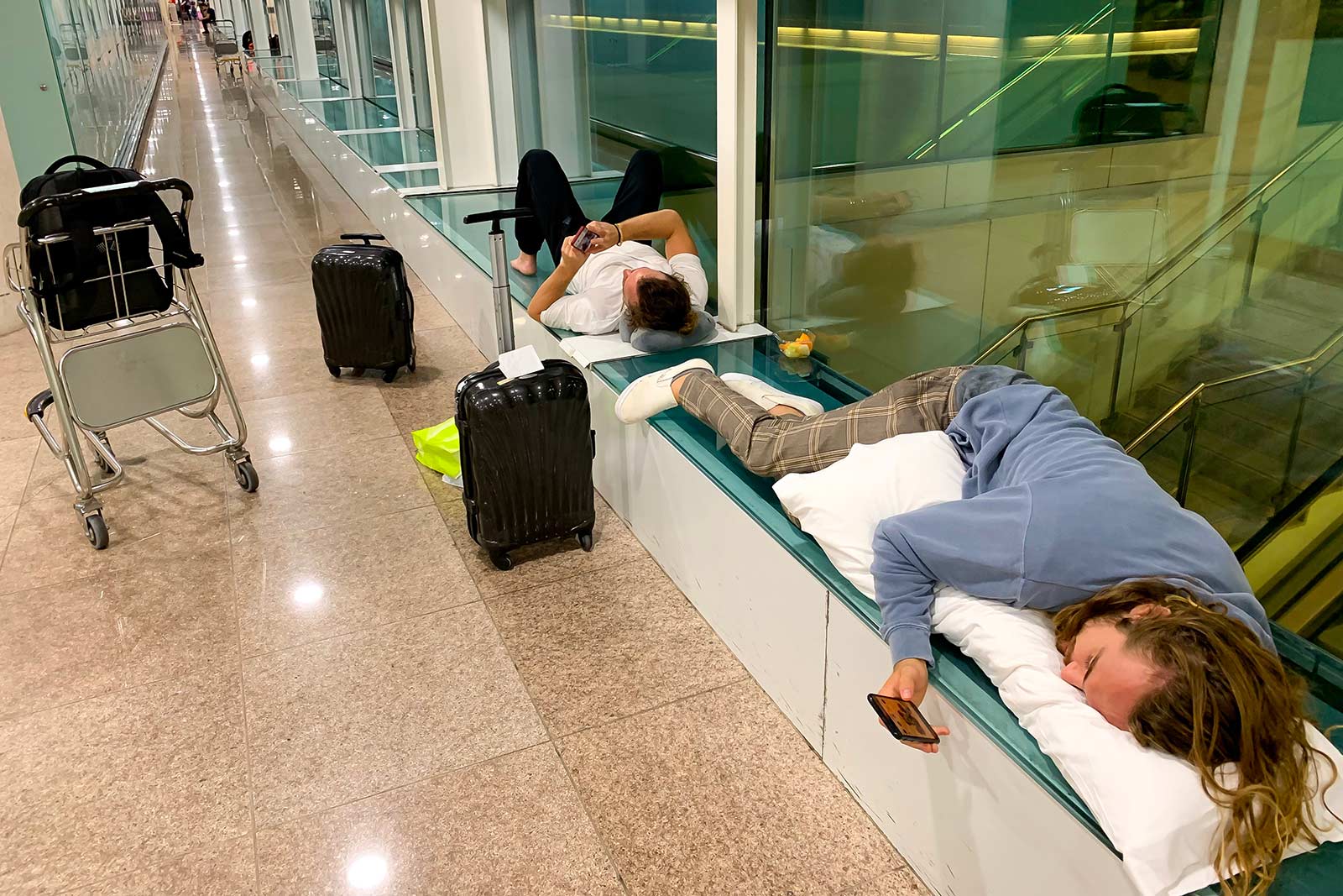 global outage makes people sleep on airports